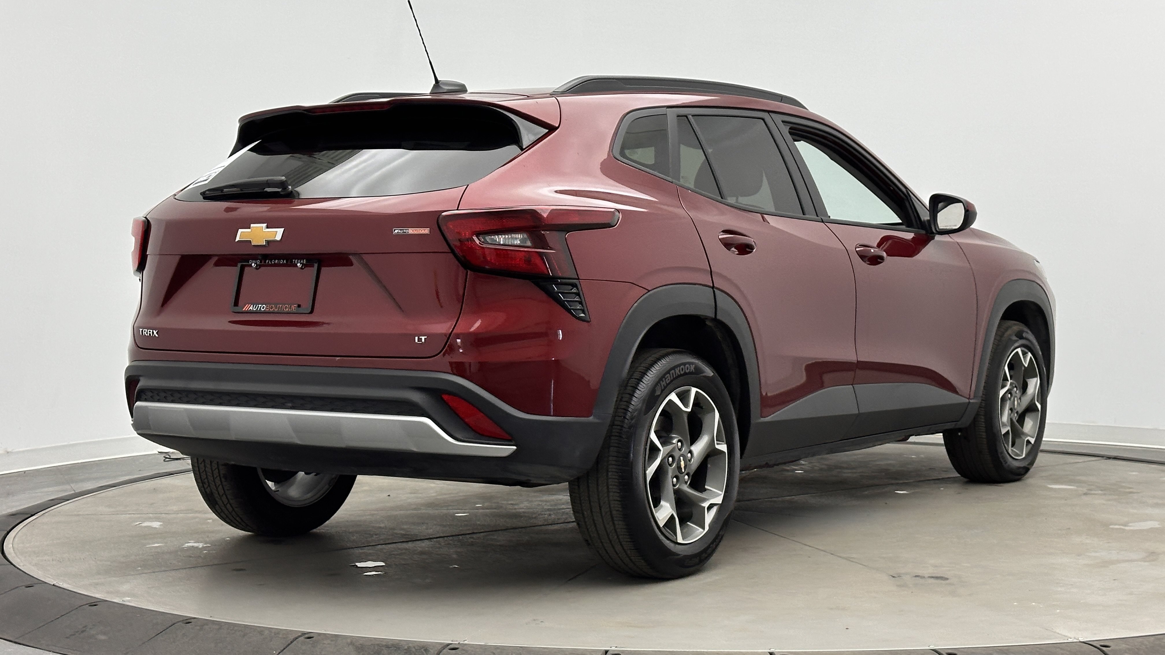 Used 2025 Chevrolet Trax LT FWD image 7