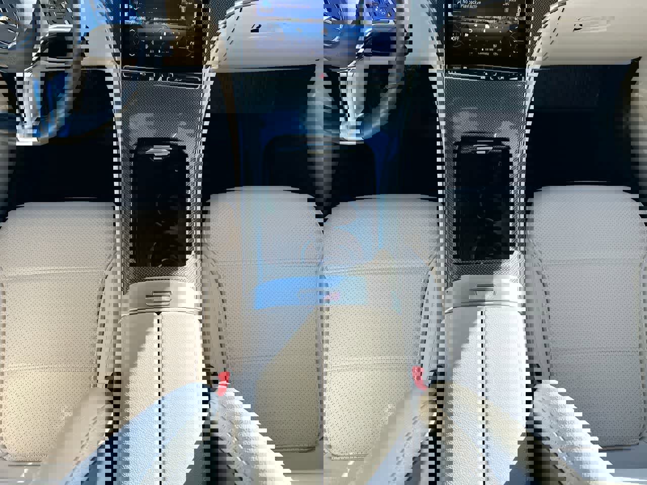 Used 2025 Mercedes-Benz GLC 300 4MATIC image 31