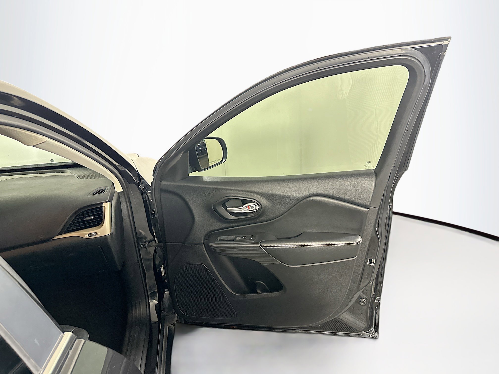 Used 2015 Jeep Cherokee Limited image 32