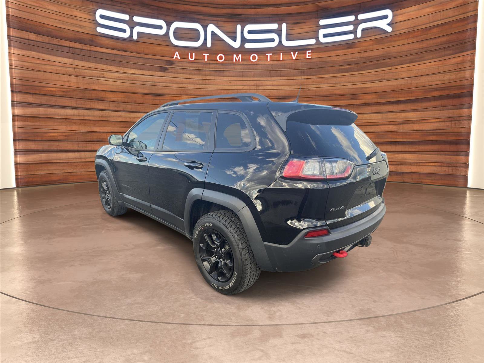 Used 2019 Jeep Cherokee Trailhawk image 3