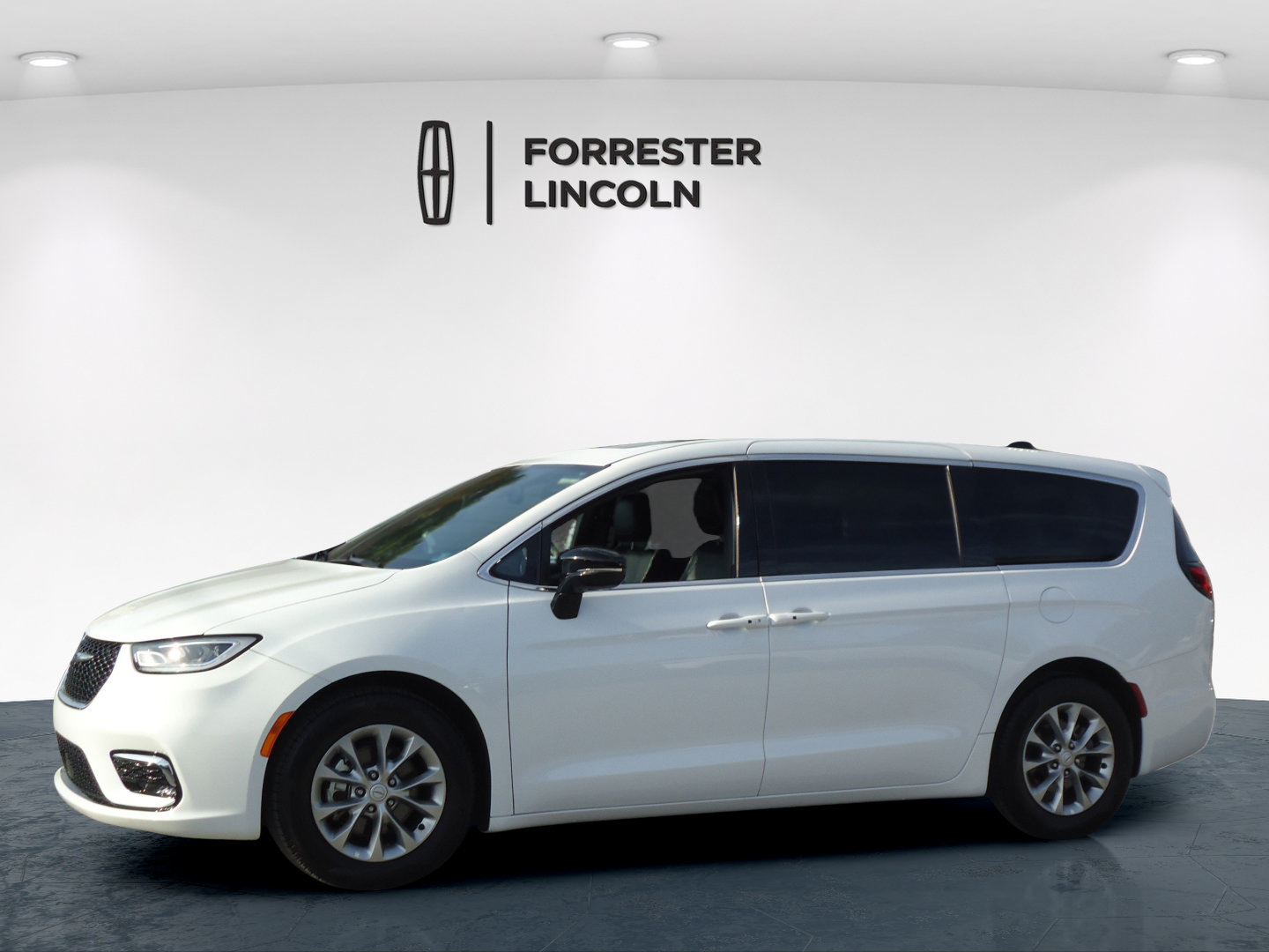 Used 2026 Chrysler Pacifica Limited FWD image 6