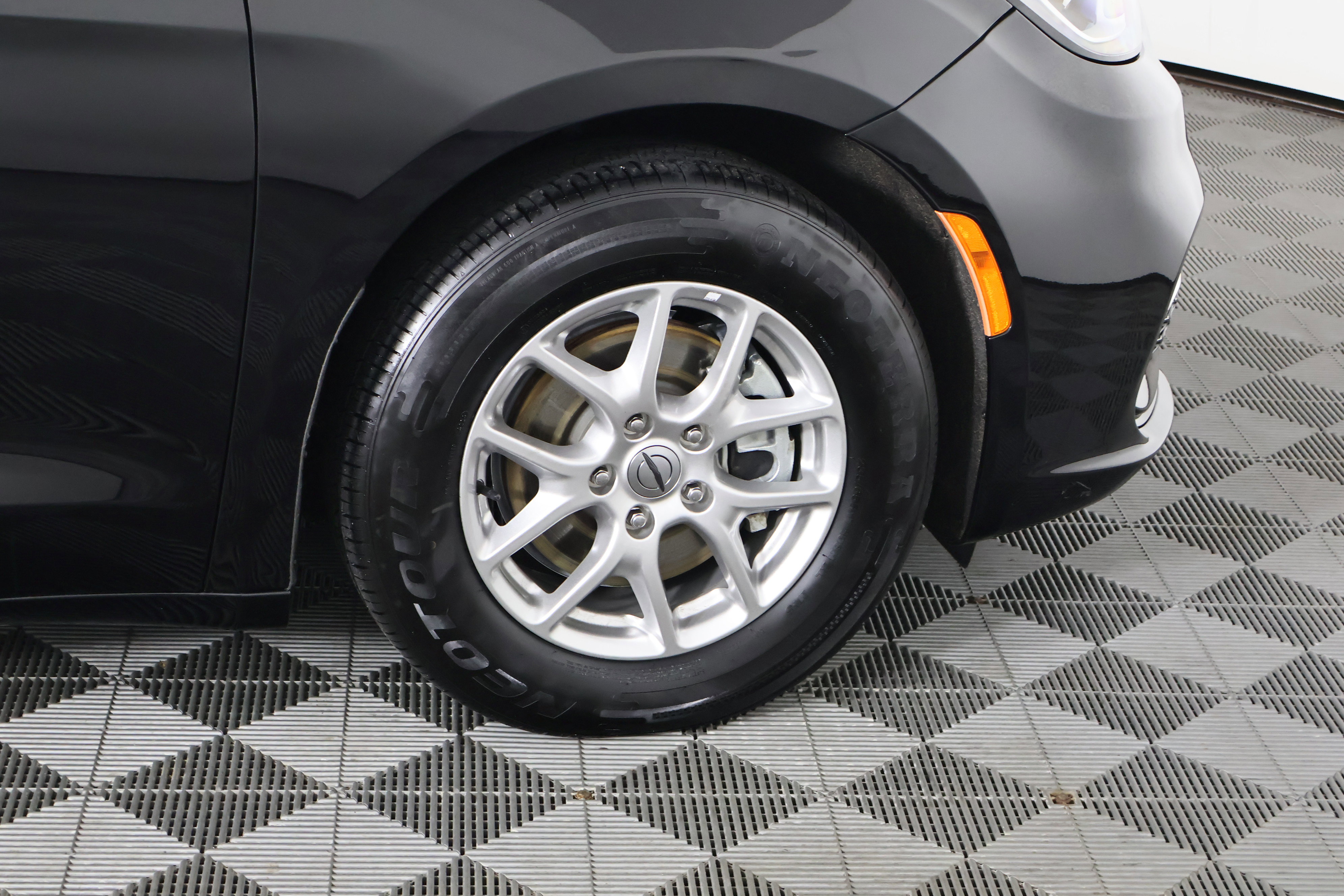 Used 2024 Chrysler Pacifica Touring-L image 53