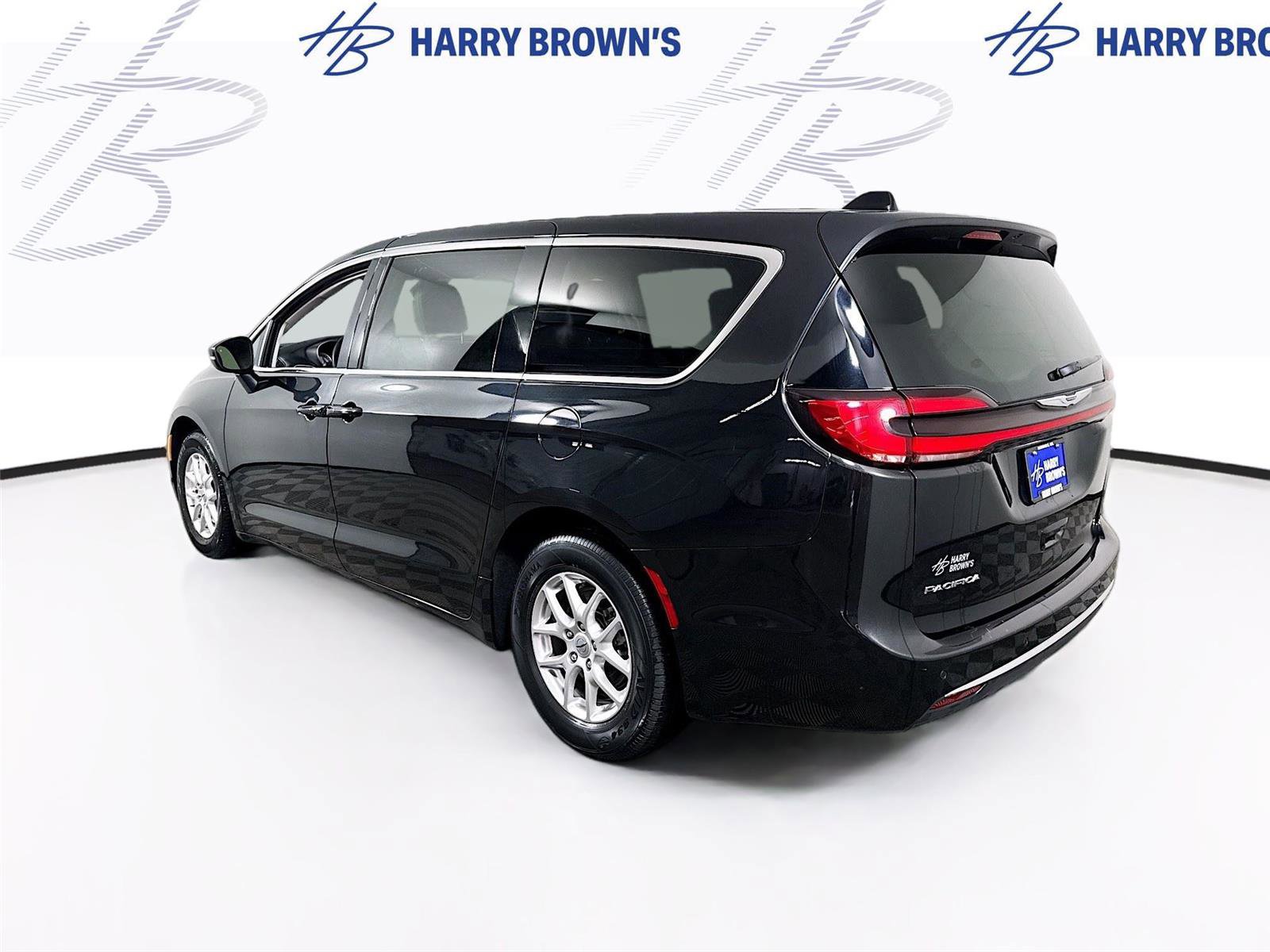Used 2023 Chrysler Pacifica Touring-L image 29