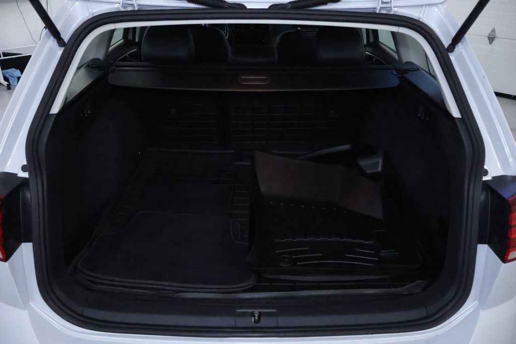 Used 2019 Volkswagen Golf SE FWD image 17