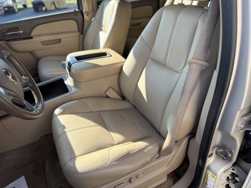 Used 2011 GMC Yukon XL SLT w/ SLT-2 Equipment Package AWD/4WD image 15