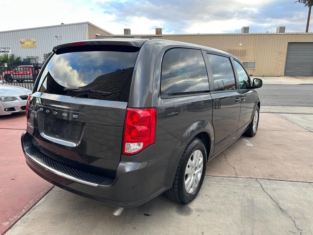 Used 2018 Dodge Grand Caravan SE w/ UConnect Hands-Free Group image 5