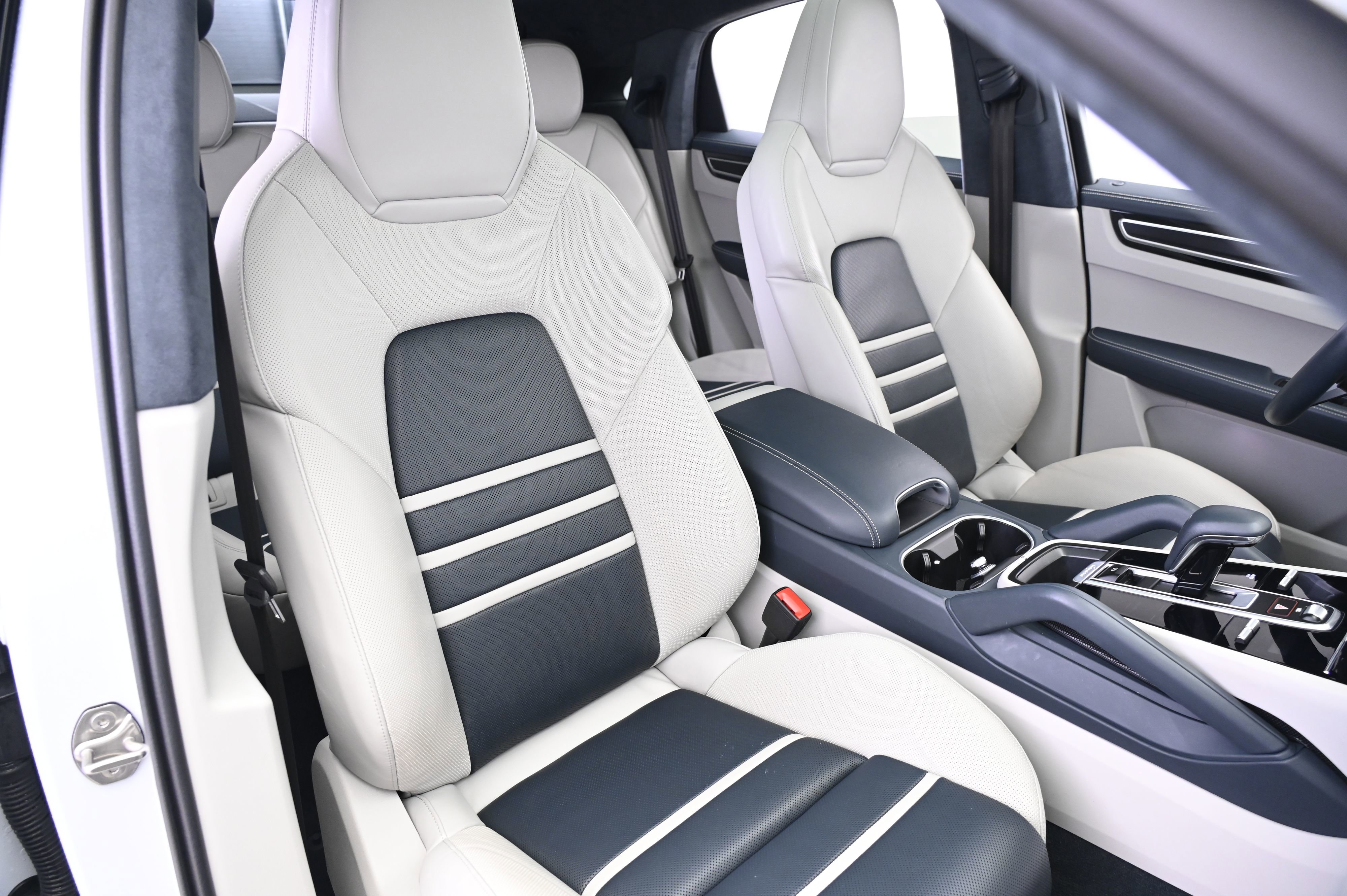 Used 2022 Porsche Cayenne GTS image 24