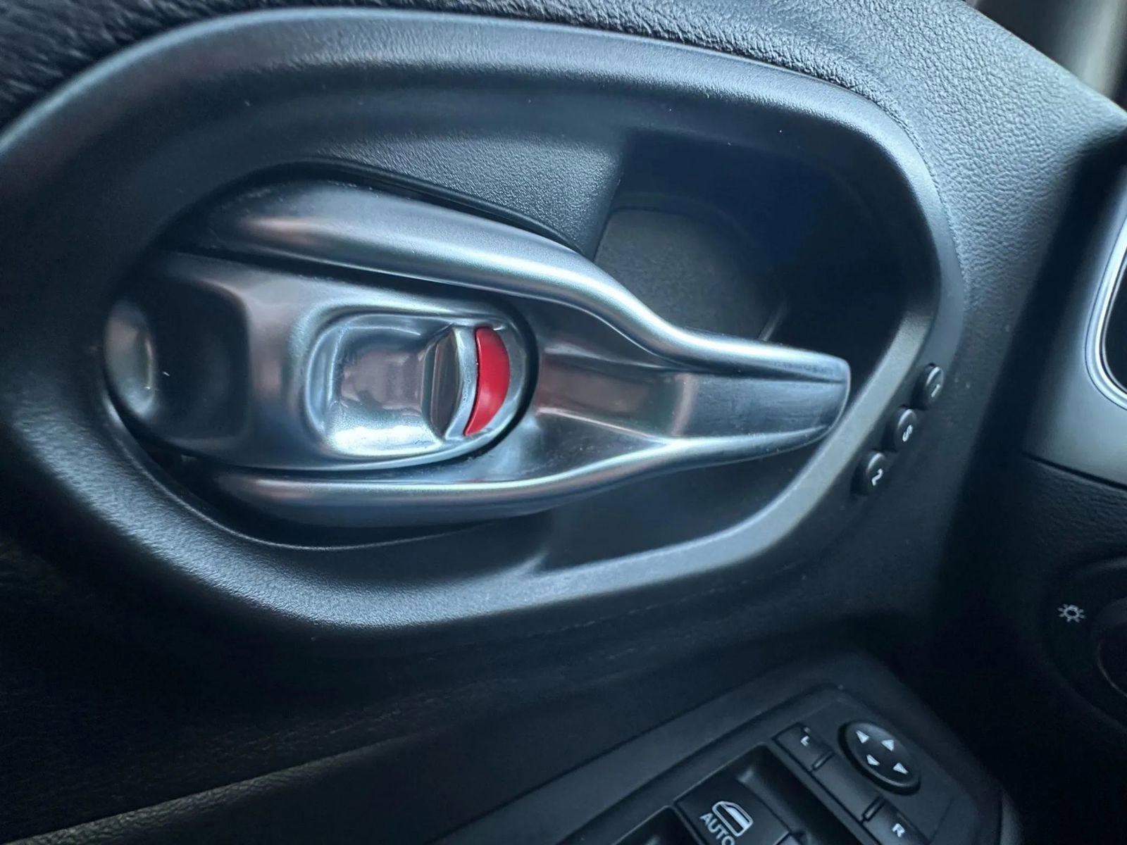 Used 2020 Jeep Cherokee Limited image 18