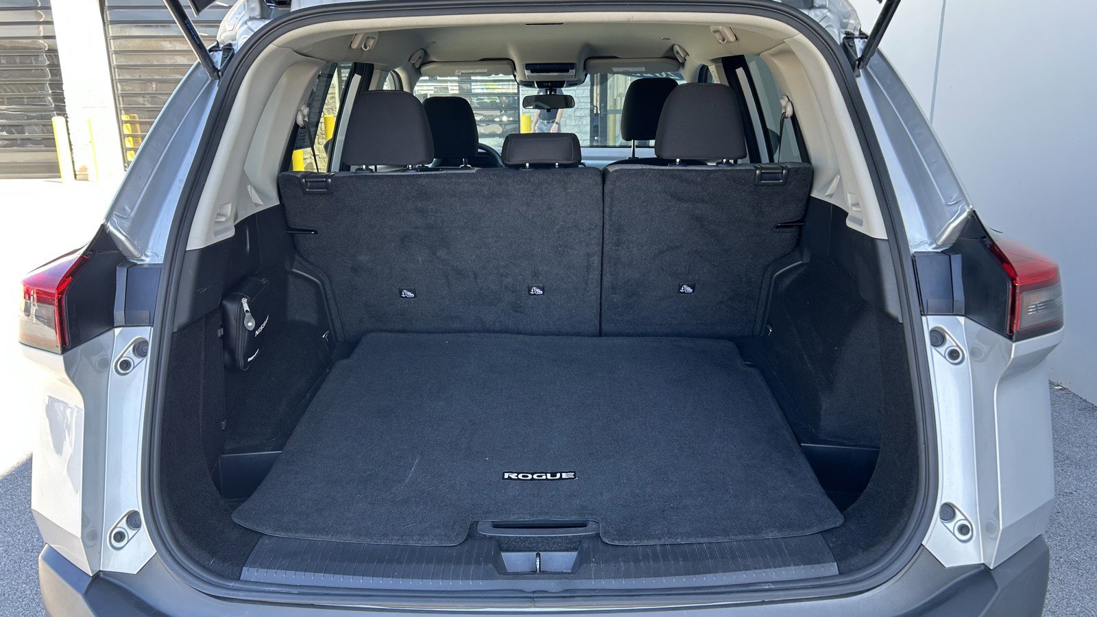 Used 2023 Nissan Rogue SV image 14