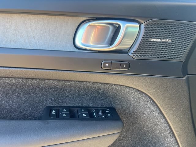 Certified 2025 Volvo XC40 B5 Ultra w/ Climate Package AWD/4WD image 19