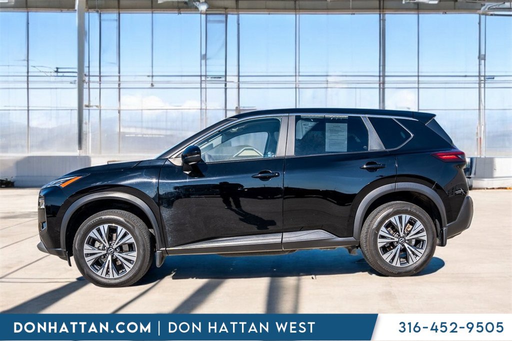 Used 2023 Nissan Rogue SV image 2