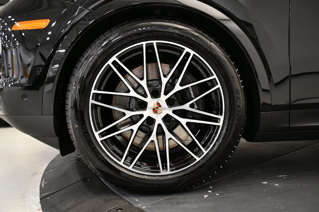 Certified 2025 Porsche Cayenne E-Hybrid Coupe AWD/4WD image 17
