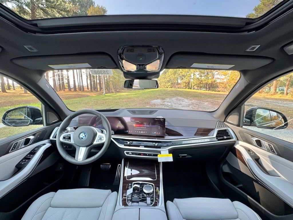 Used 2025 BMW X5 xDrive50e w/ M Sport Package image 2