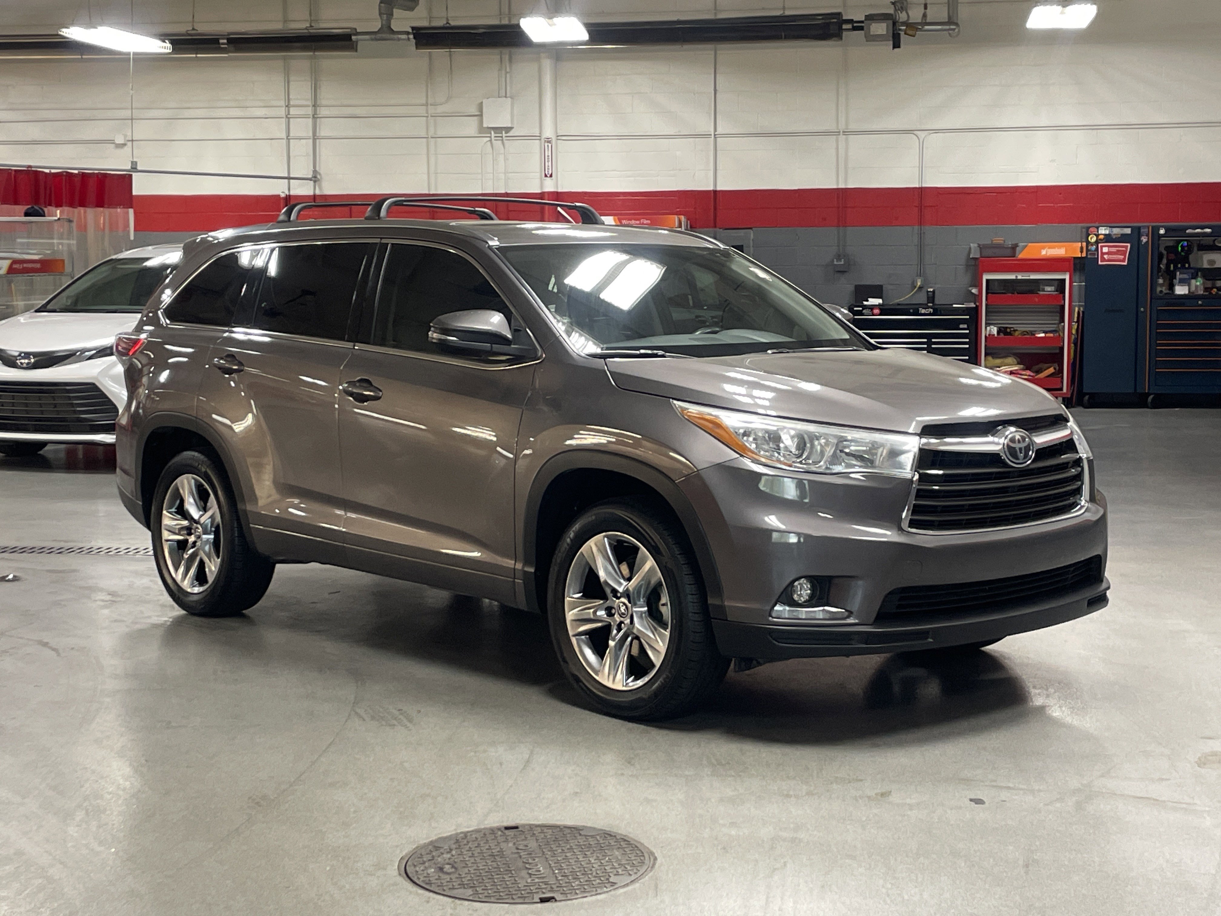Used 2016 Toyota Highlander Limited FWD image 2
