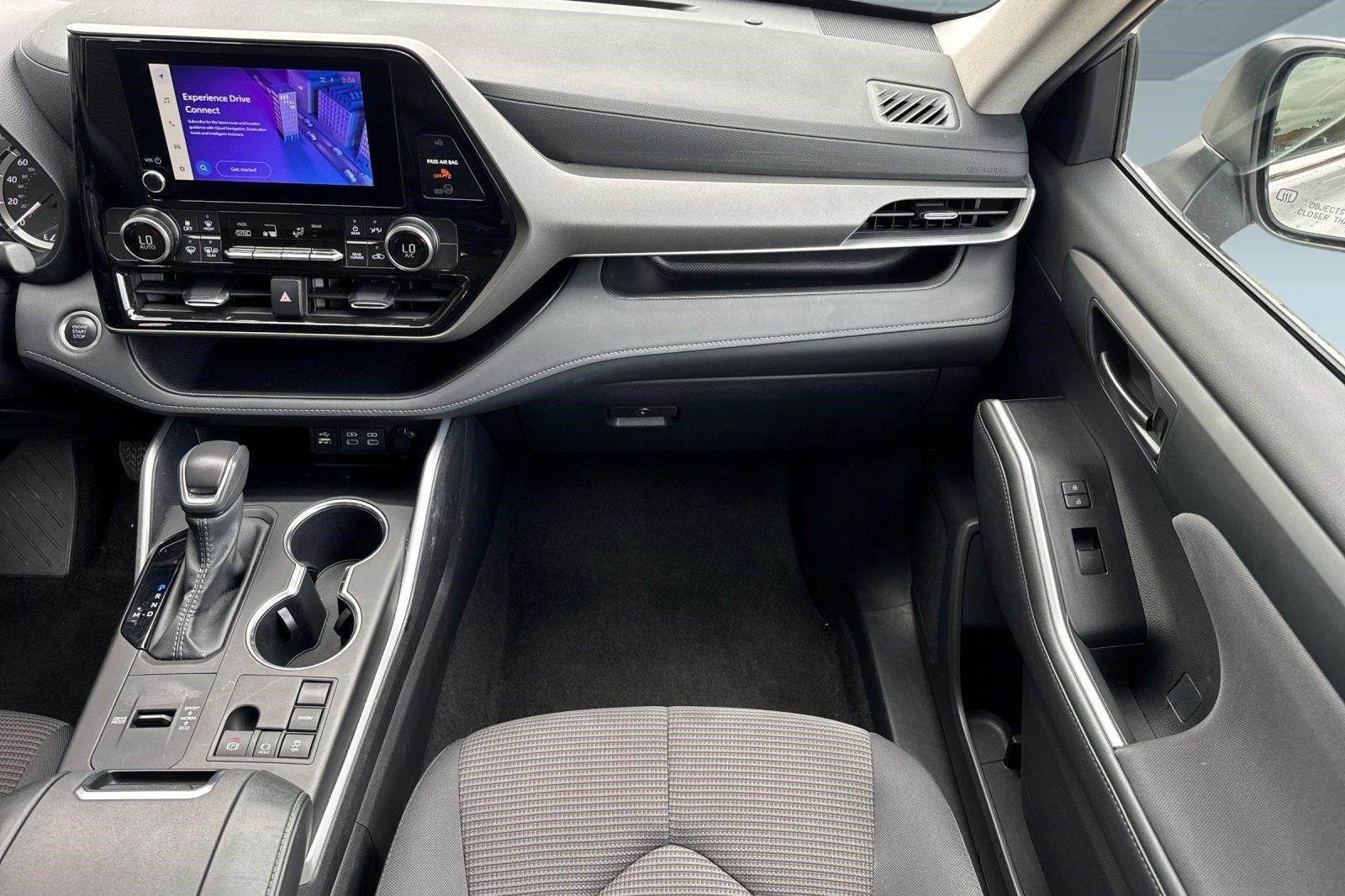Used 2025 Toyota Highlander LE image 29