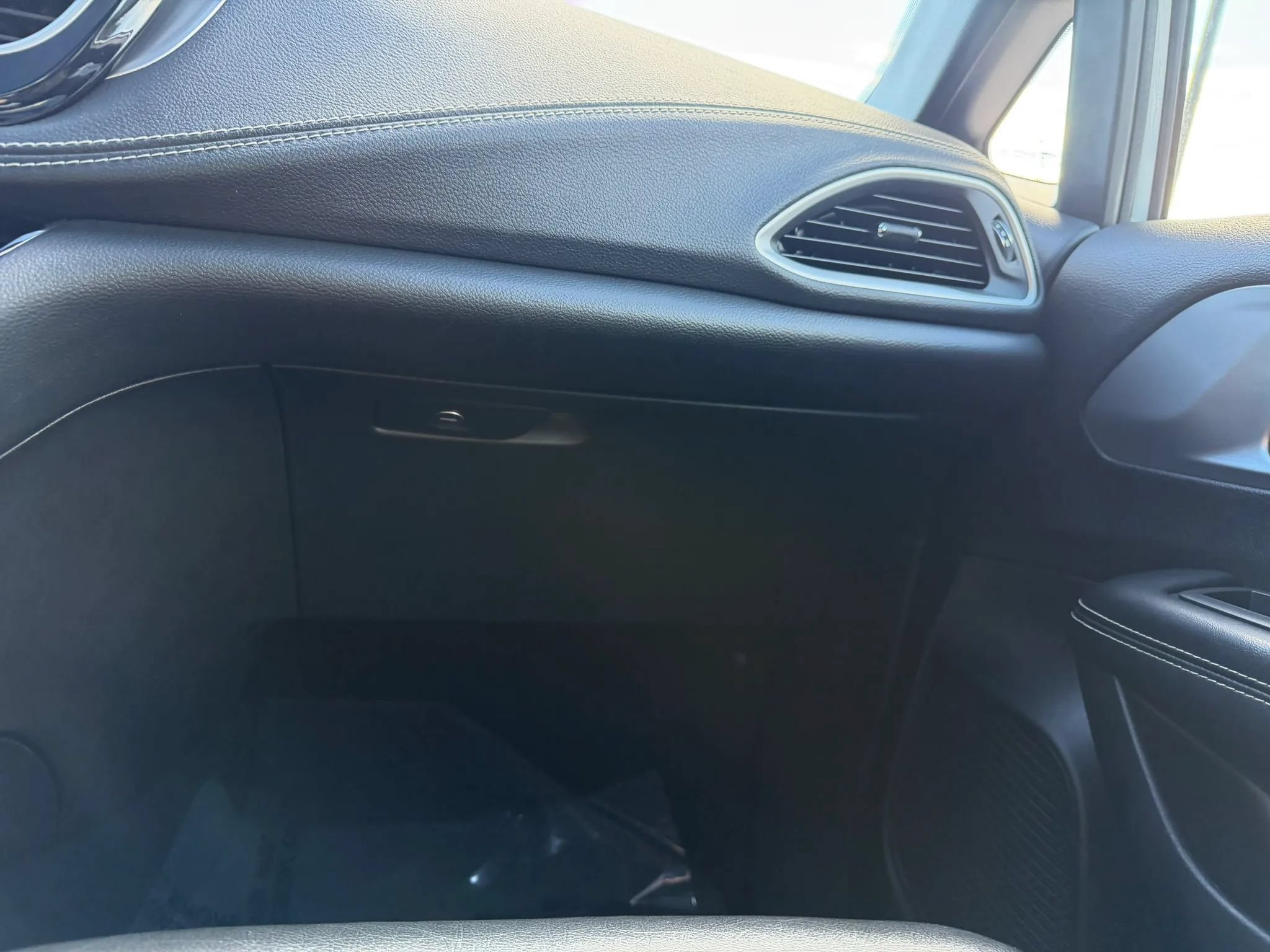 Used 2022 Chrysler Pacifica Touring-L w/ Uconnect Theater Family Group AWD/4WD image 29