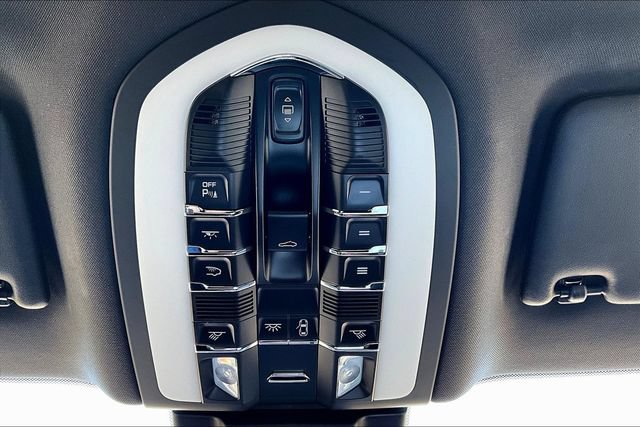 Used 2025 Porsche Macan AWD/4WD image 16