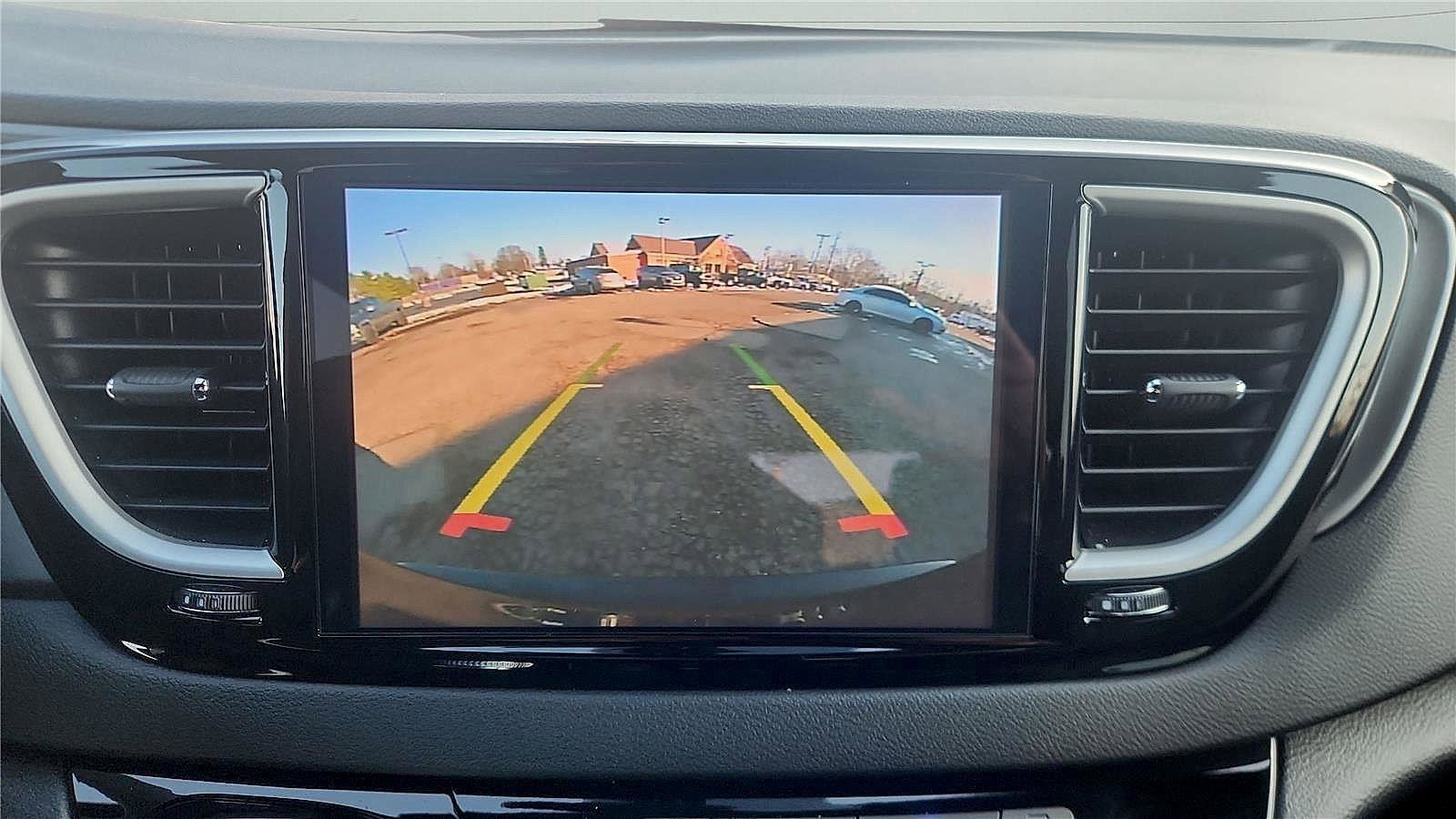 Used 2025 Chrysler Pacifica Select image 18