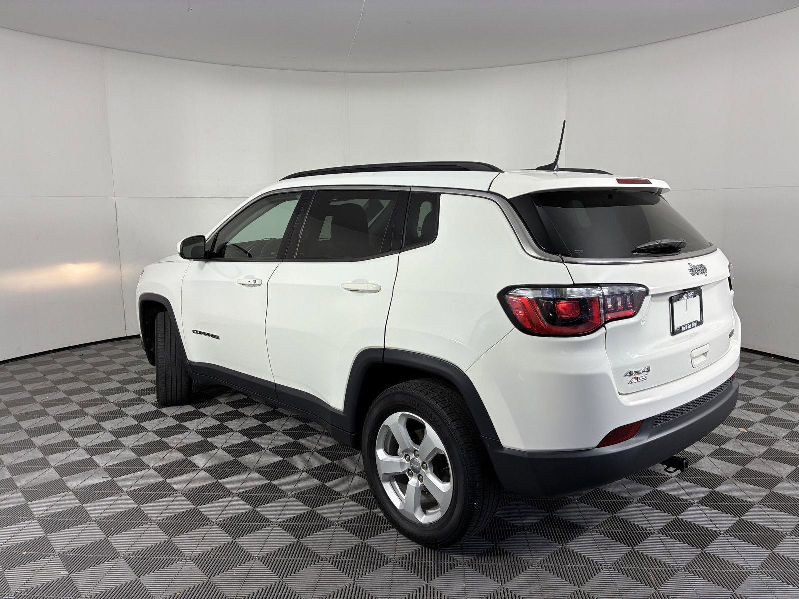Used 2018 Jeep Compass Latitude w/ Popular Equipment Group AWD/4WD image 2