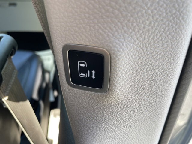 Used 2024 Chrysler Pacifica Select image 40