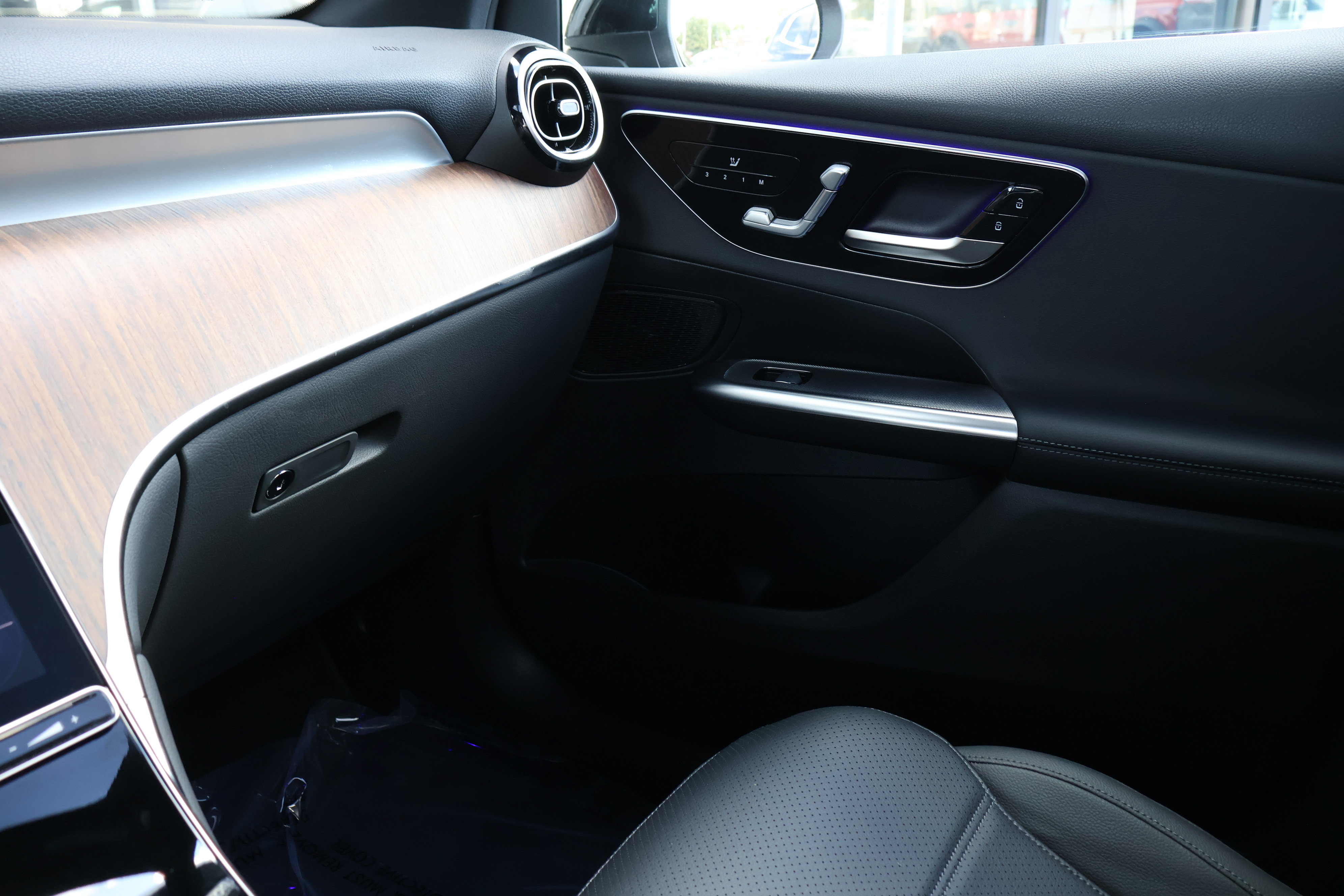 Used 2025 Mercedes-Benz GLC 300 image 41