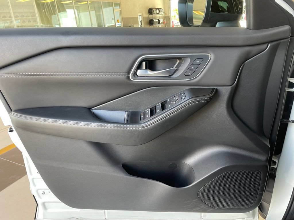Certified 2024 Nissan Rogue Platinum FWD image 10