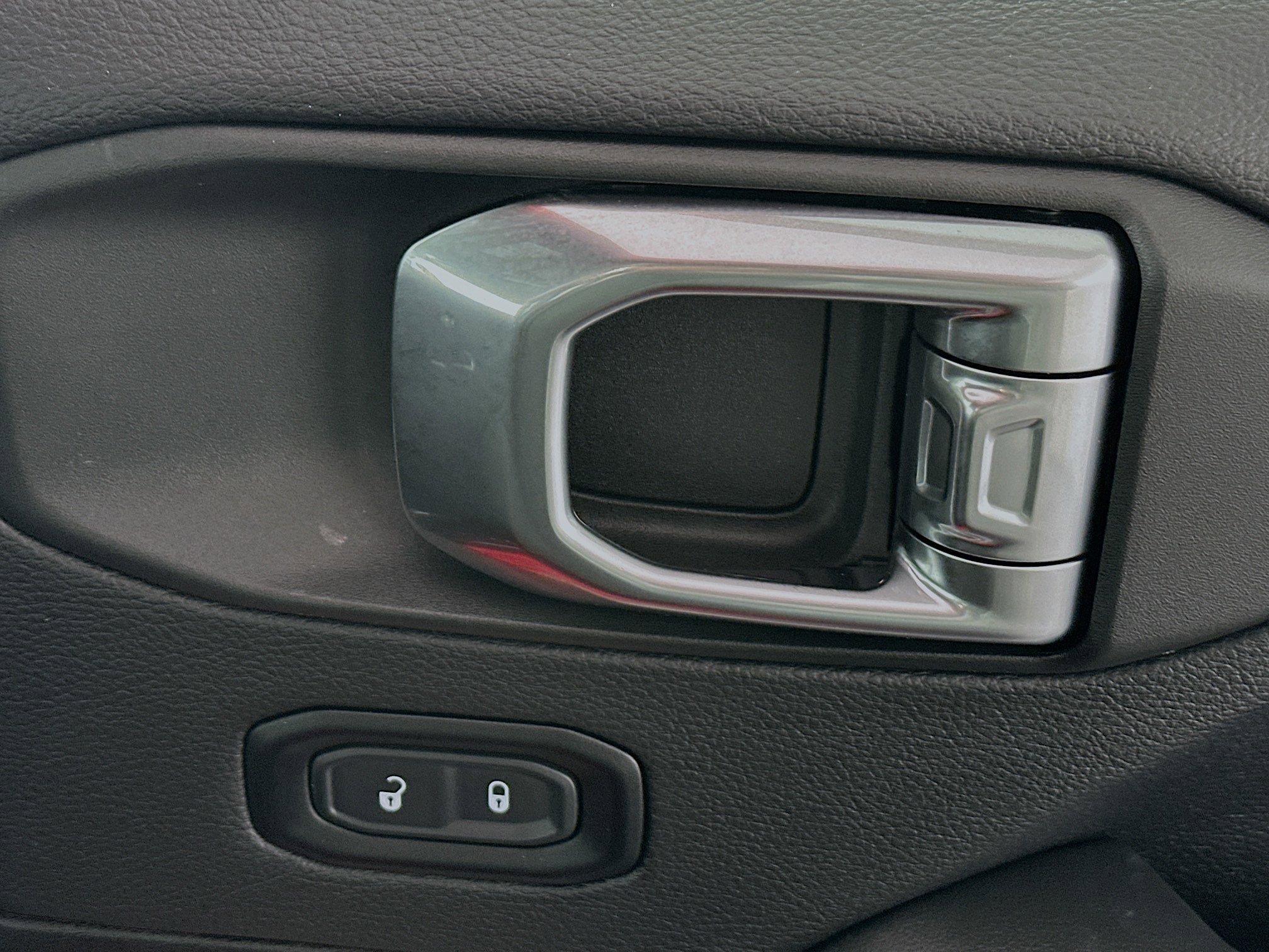 Used 2025 Jeep Wrangler Sahara w/ Safety Group image 28