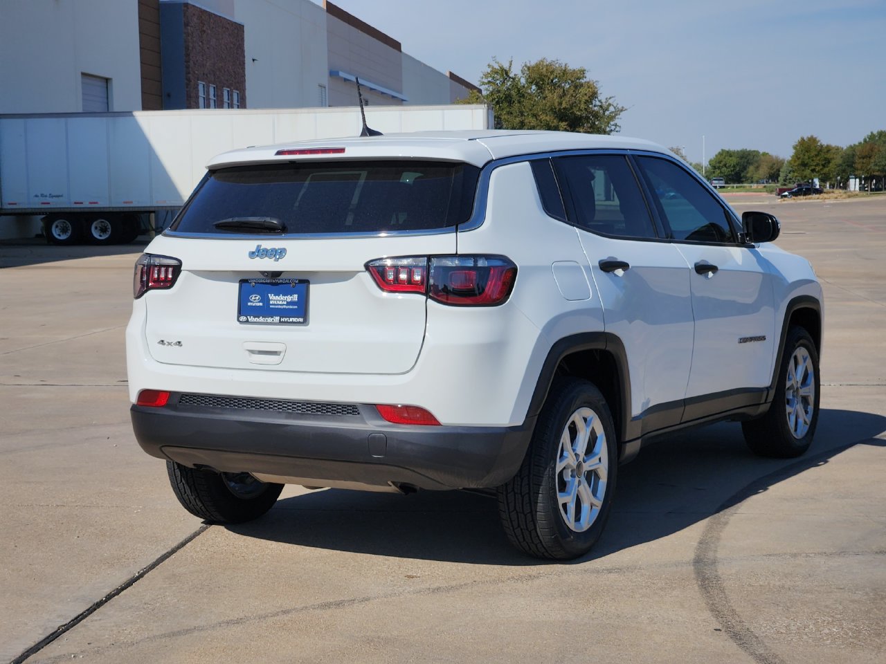 Used 2025 Jeep Compass Sport AWD/4WD image 4