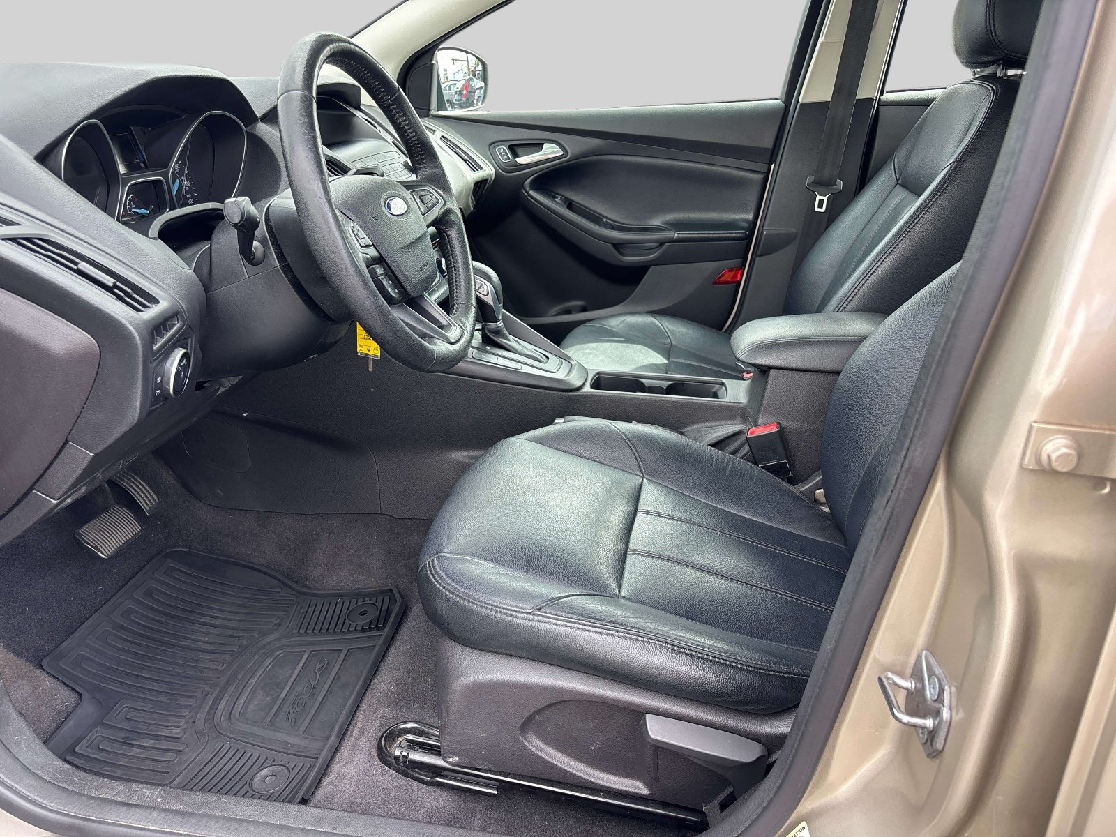 Used 2018 Ford Focus SE w/ SE Appearance Package FWD image 7