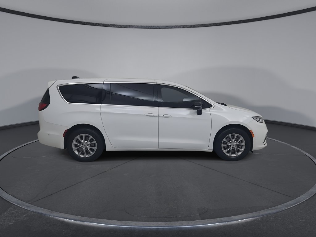 Certified 2025 Chrysler Pacifica Select AWD/4WD image 19