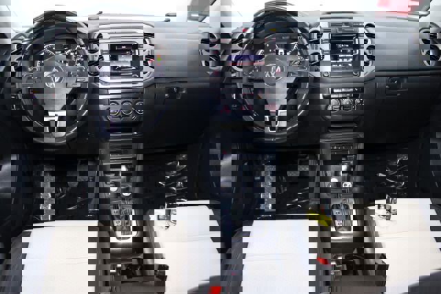 Used 2016 Volkswagen Tiguan S image 2