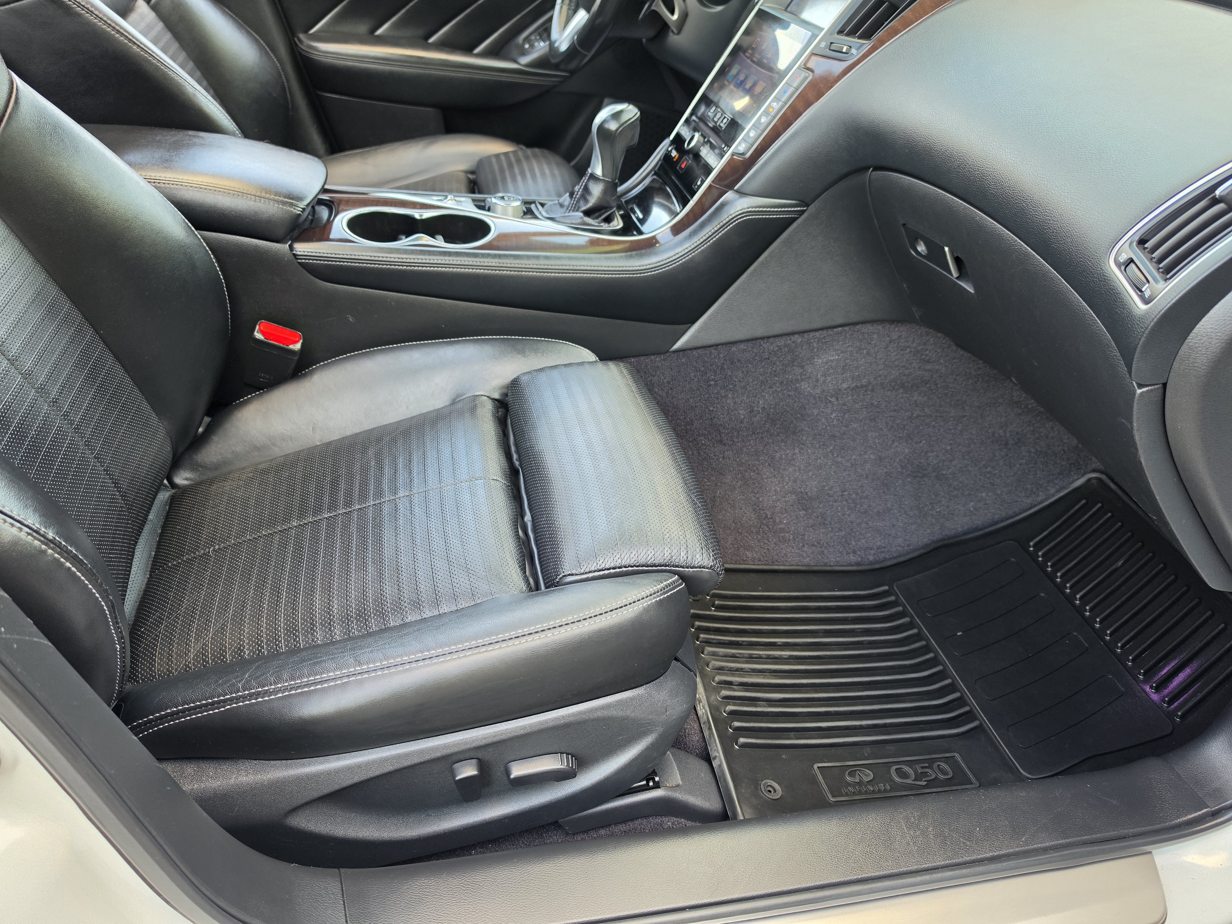 Used 2014 INFINITI Q50 Hybrid w/ Deluxe Technology Package RWD image 13