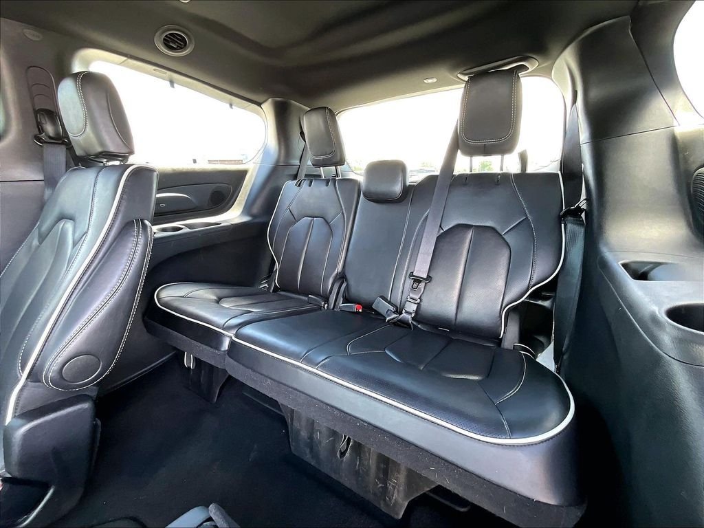 Used 2025 Chrysler Pacifica Limited FWD image 17