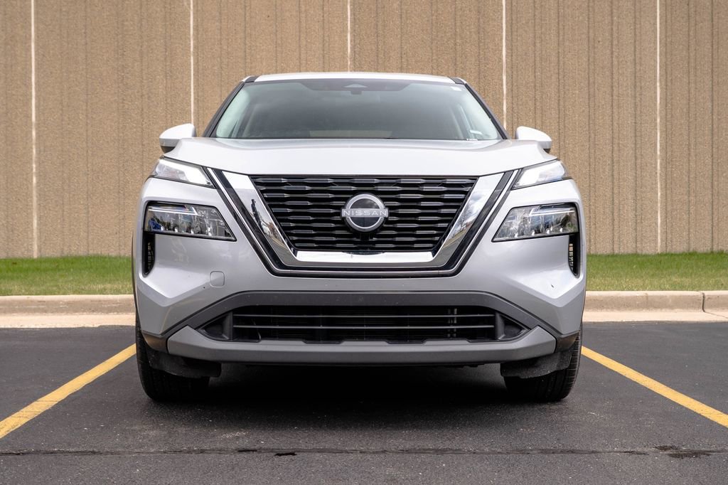 Used 2023 Nissan Rogue SV image 3