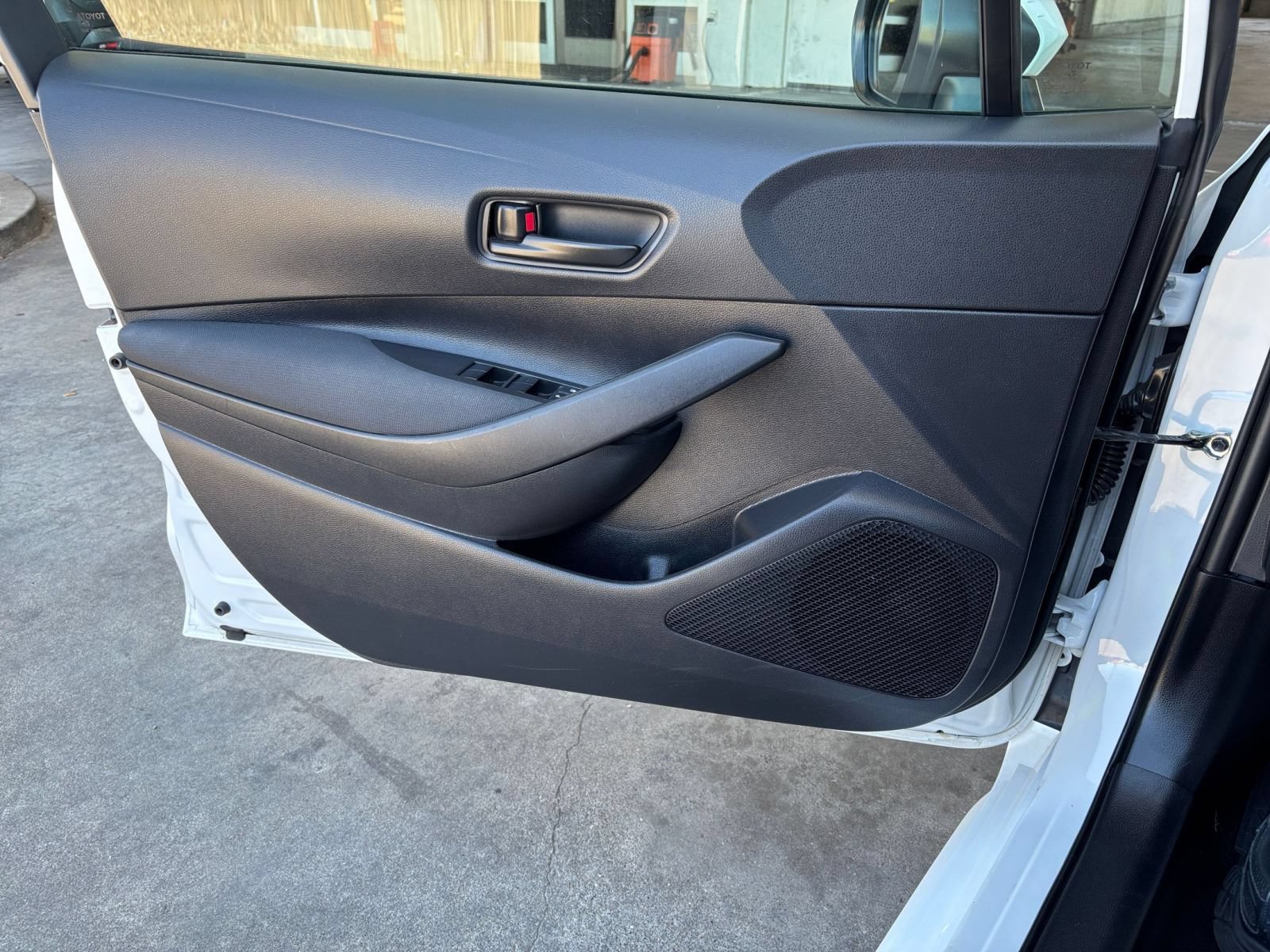 Used 2025 Toyota Corolla LE FWD image 30