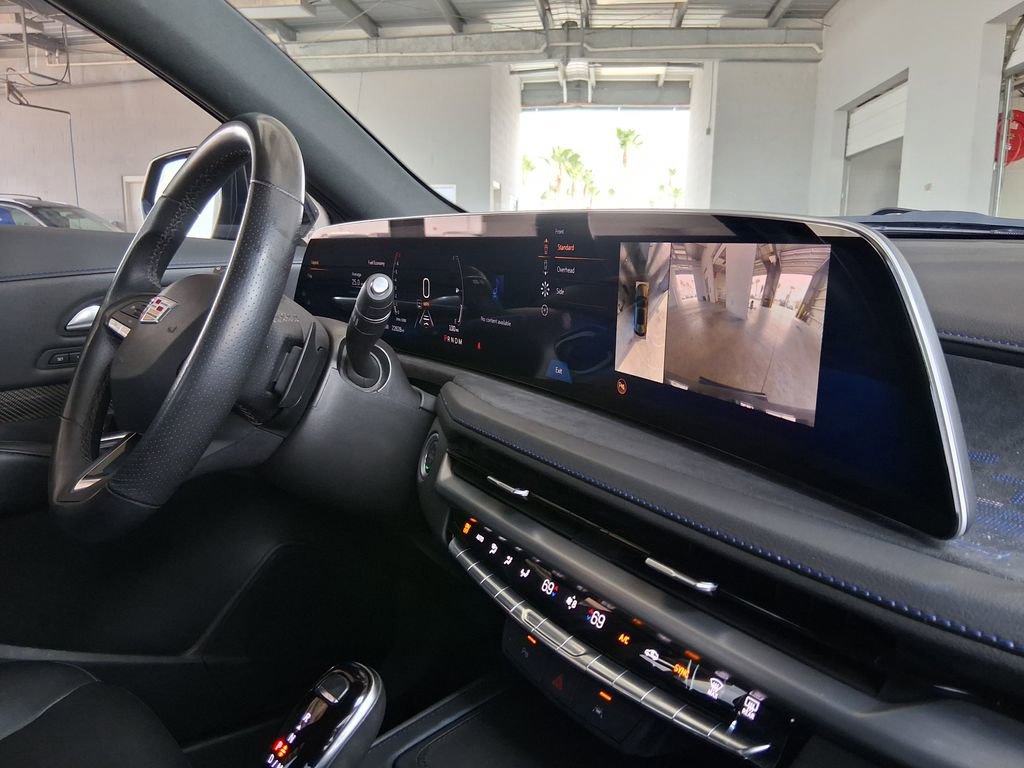 Used 2025 Cadillac XT4 Sport FWD image 17