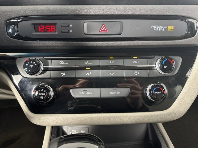 Used 2016 Kia Sedona LX image 19