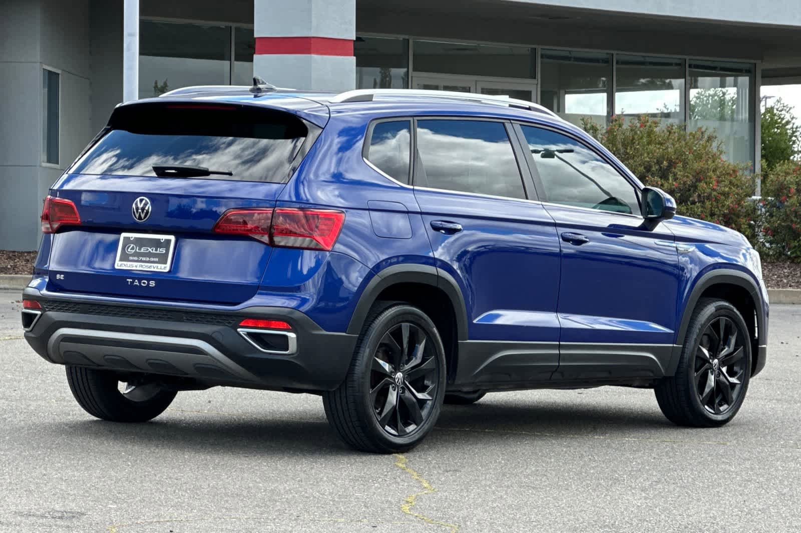 Used 2024 Volkswagen Taos SE w/ Panoramic Sunroof Package FWD image 2