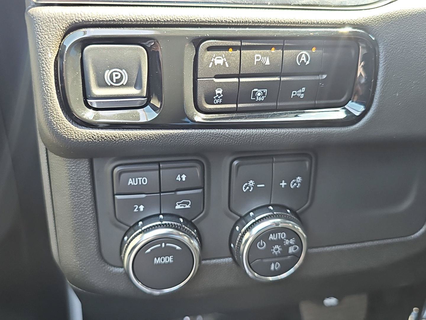 Used 2025 GMC Yukon Denali AWD/4WD image 23