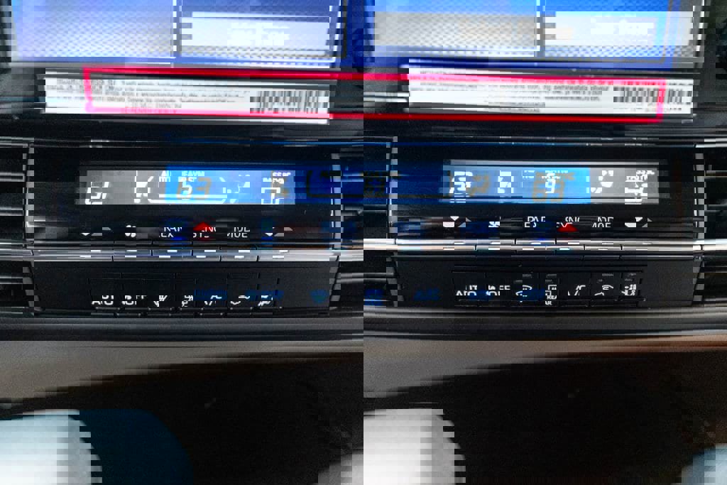 Certified 2024 Toyota Sienna LE image 27