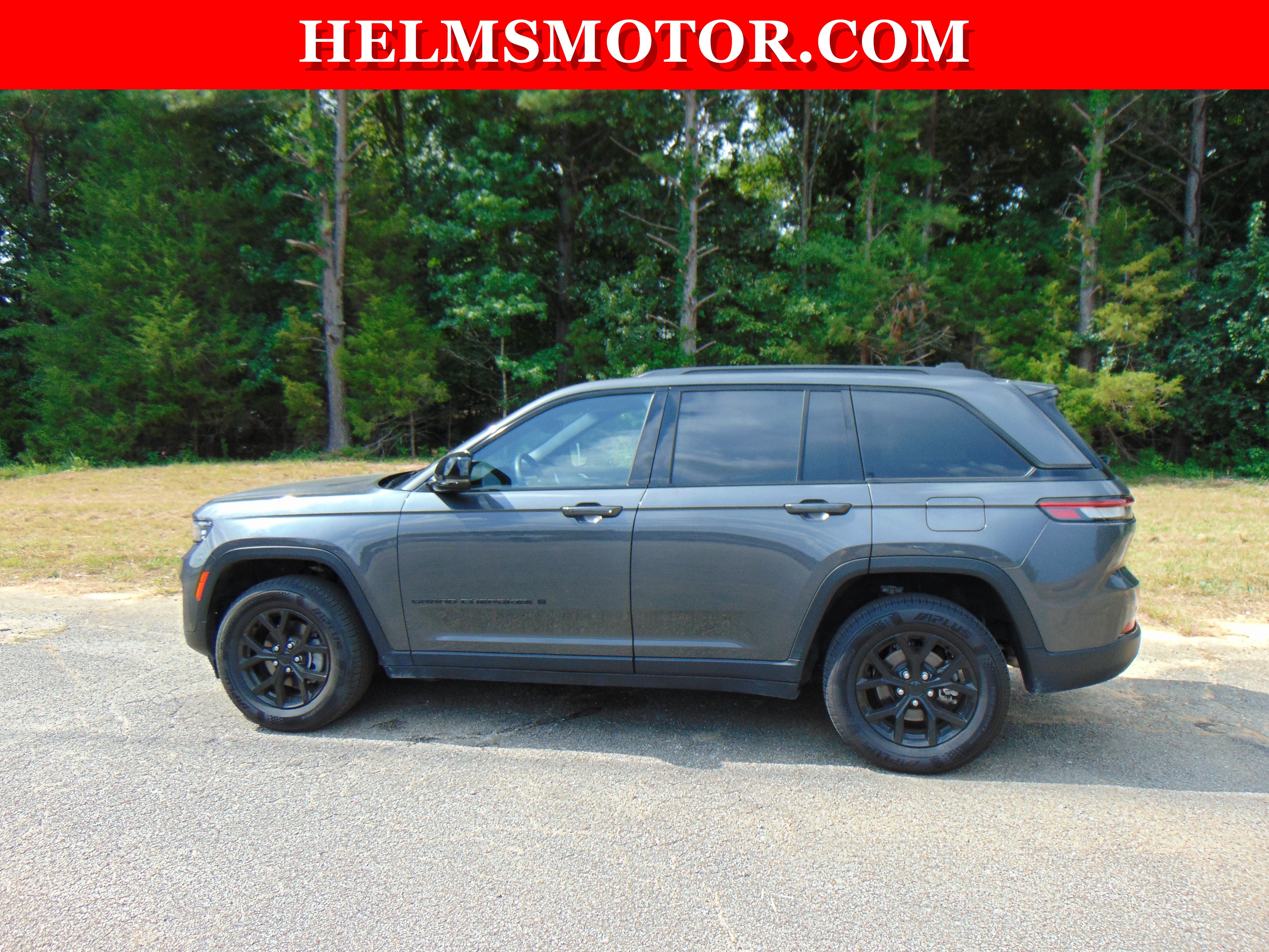 Used 2024 Jeep Grand Cherokee Altitude RWD image 4