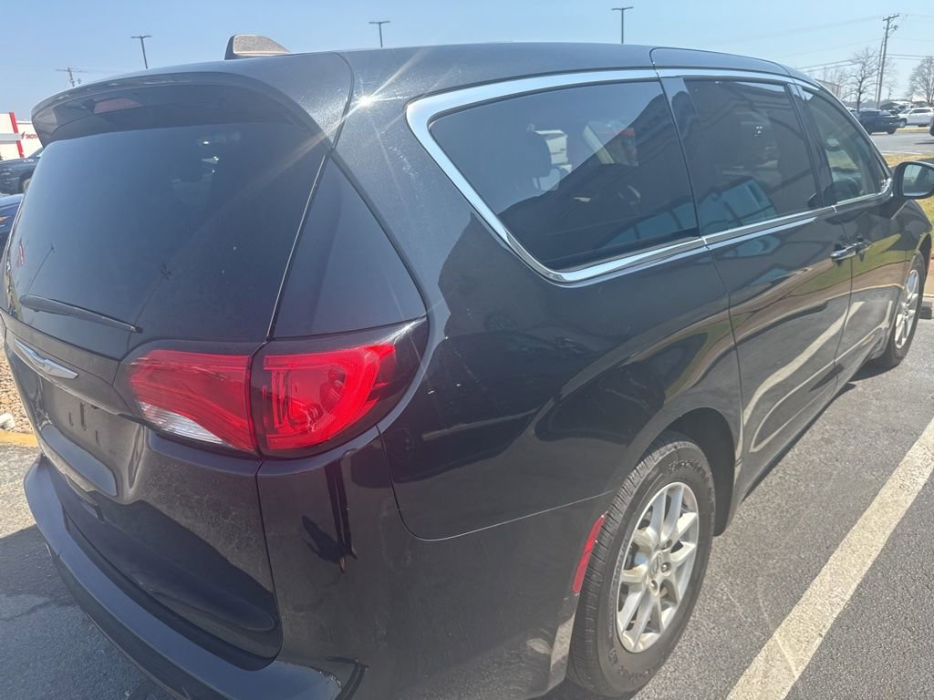 Used 2023 Chrysler Voyager LX image 4