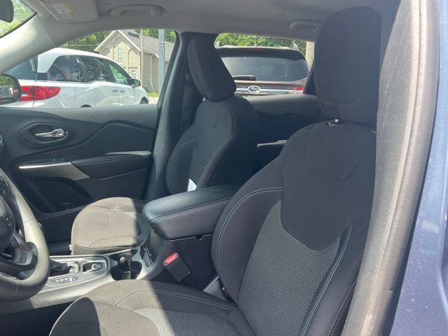 Used 2020 Jeep Cherokee Latitude FWD image 3
