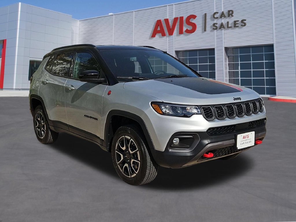 Used 2025 Jeep Compass Trailhawk AWD/4WD image 3