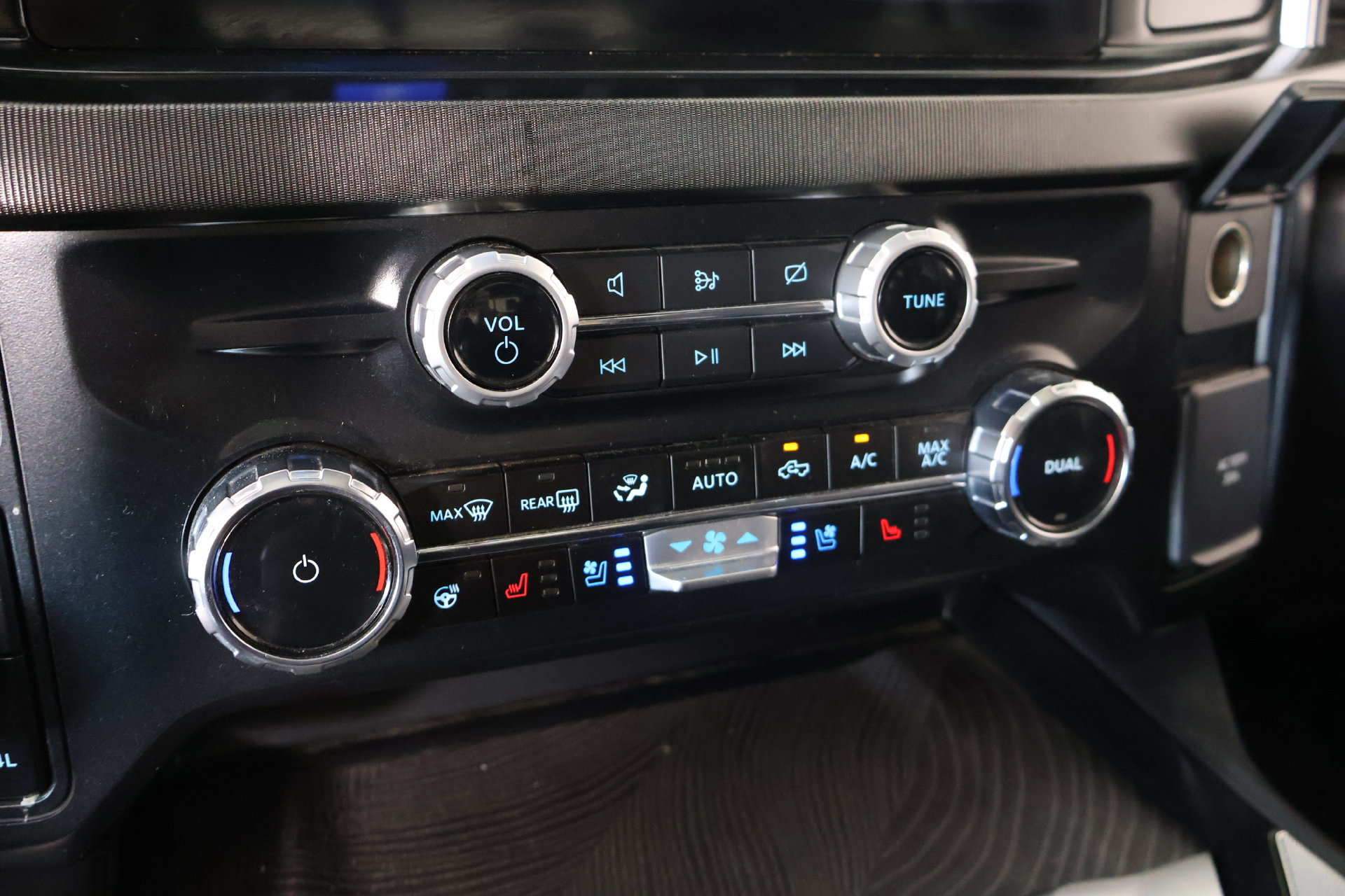 Used 2024 Ford F250 Platinum w/ FX4 Off-Road Package AWD/4WD image 8