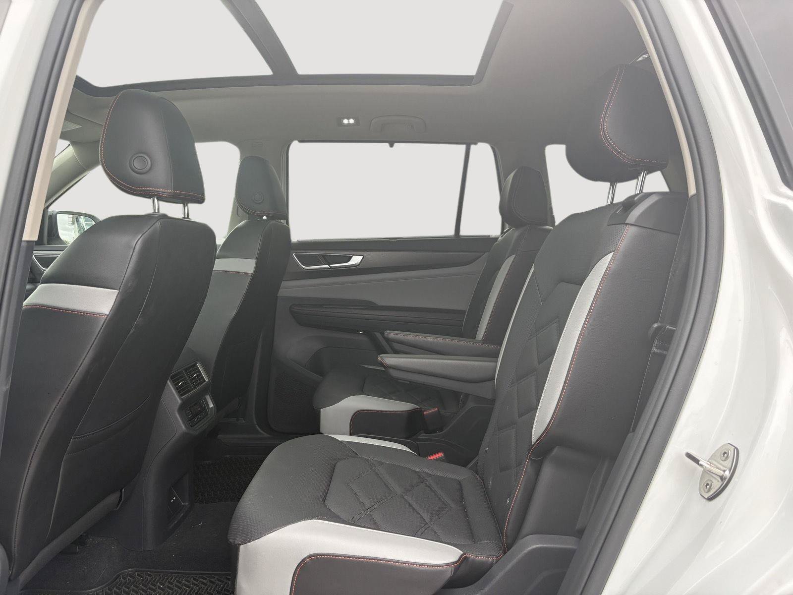 Used 2024 Volkswagen Atlas Peak Edition SE AWD/4WD image 32