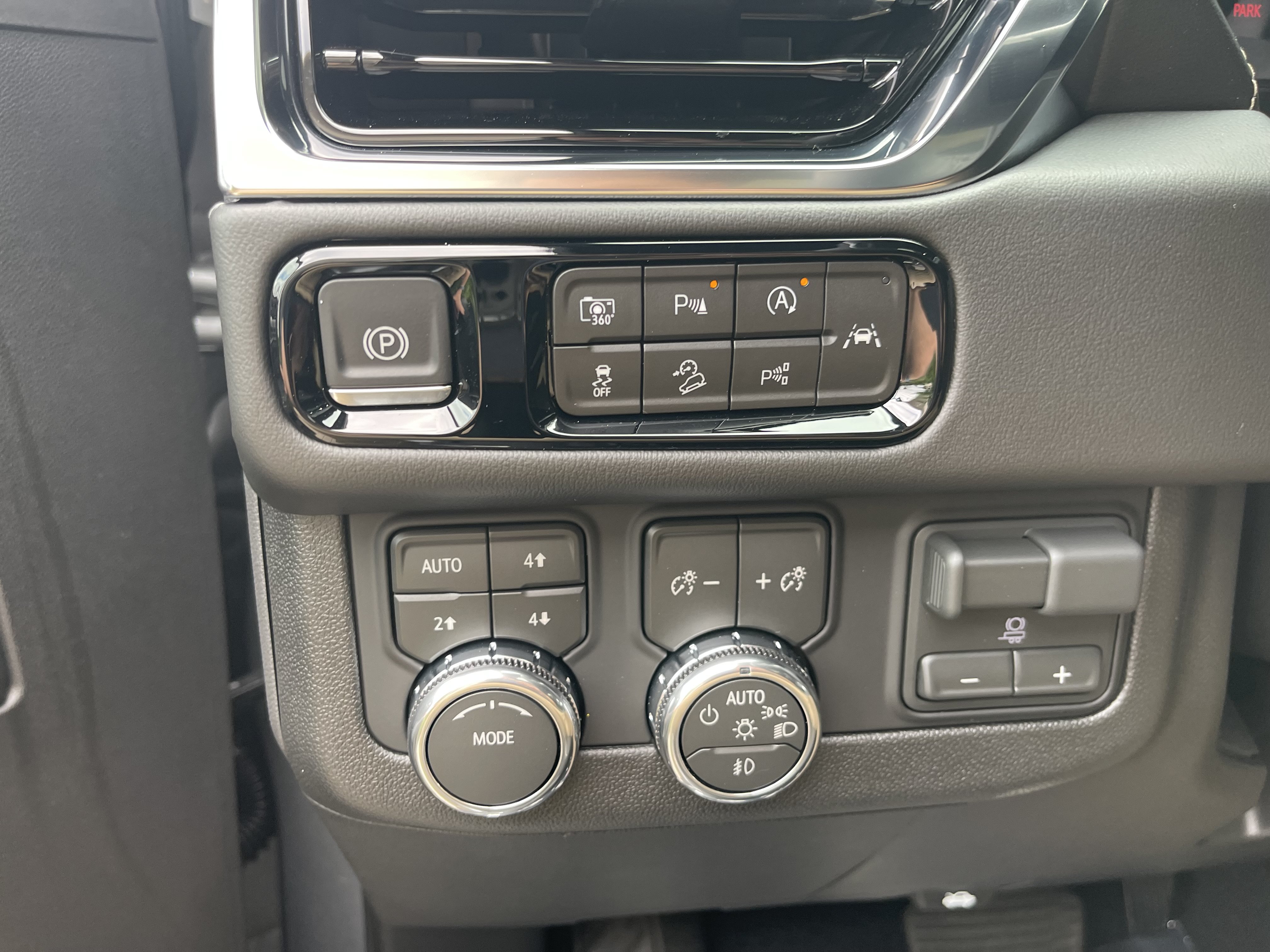 Used 2026 GMC Yukon Elevation w/ Elevation Premium Package AWD/4WD image 13