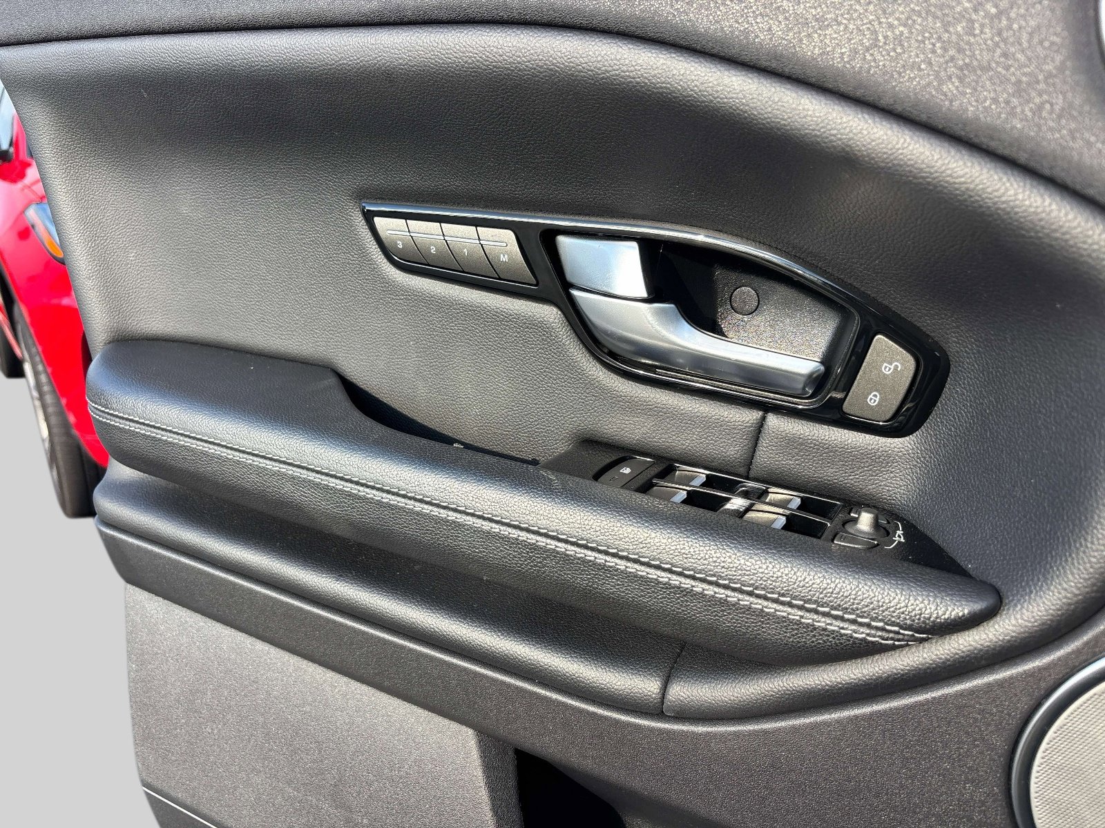 Used 2018 Land Rover Range Rover Evoque image 16