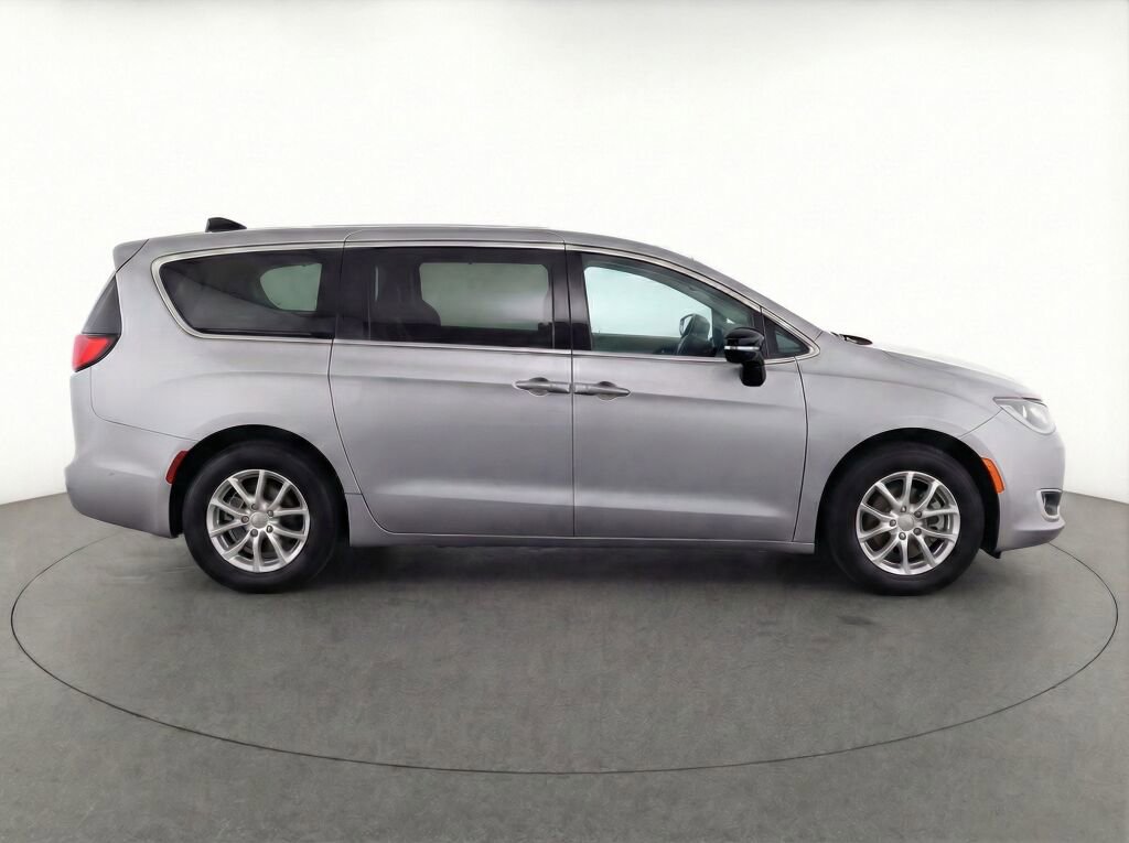 Used 2024 Chrysler Pacifica Touring-L FWD image 40