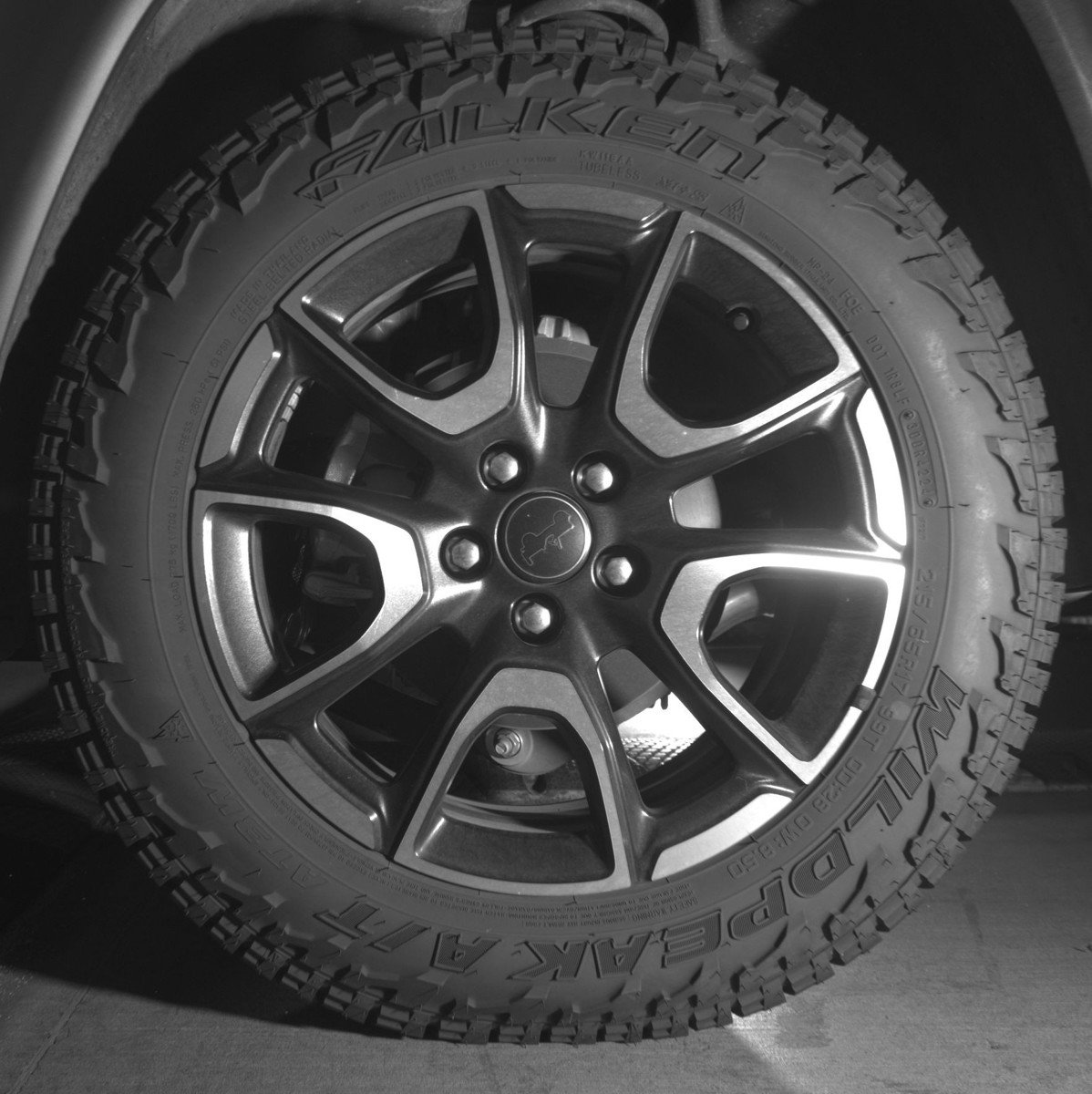 Used 2025 Jeep Compass Trailhawk AWD/4WD image 14